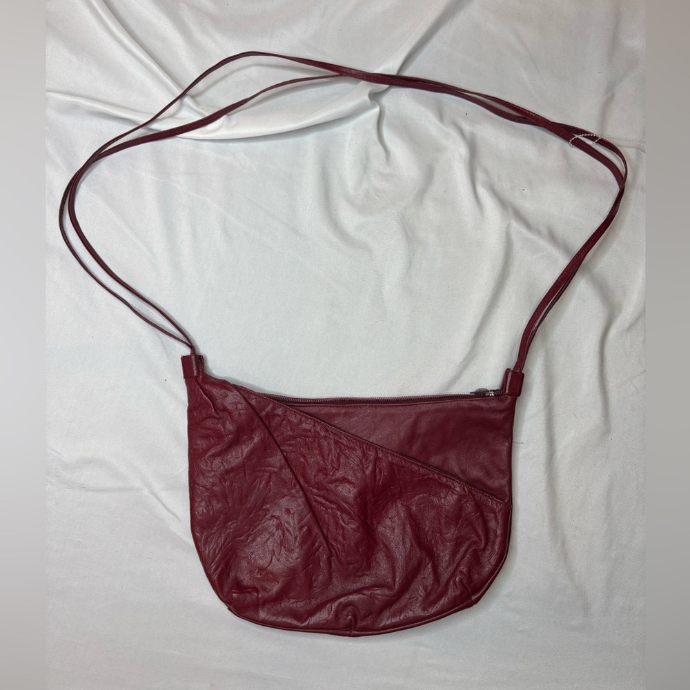 Vintage made in Italy genuine leather red Sleek Burgundy Leather handbag purse